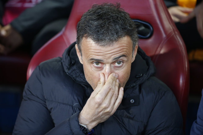 HLV Enrique trong trận Barca thua Atletico. Ảnh: Reuters