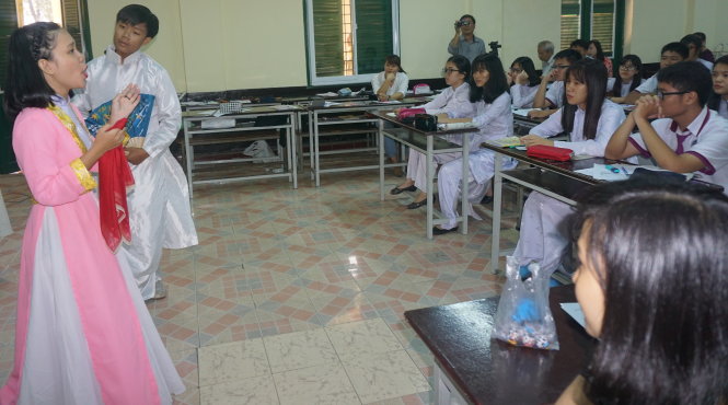 Học sinh khối 10 Trường THPT Trưng Vương biểu diễn trích đoạn “Thề nguyền” - Ảnh: H.Hg.