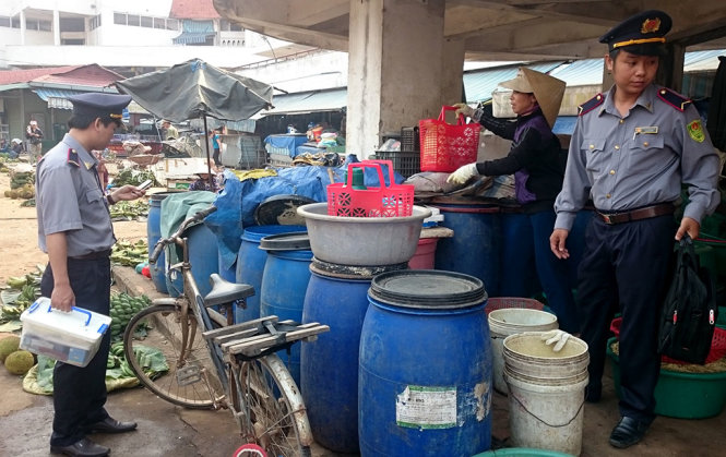 Chi cục Quản lý chất lượng nông lâm thủy sản Quảng Trị niêm phong số măng có “ngậm” chất vàng ô tại chợ Đông Hà - Ảnh: P.A.