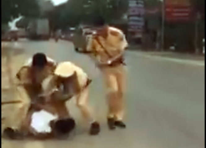 Cảnh sát giao thông khống chế đối tượng dùng dao doạ chém cán bộ chiến sĩ - Ảnh chụp lại từ video clip