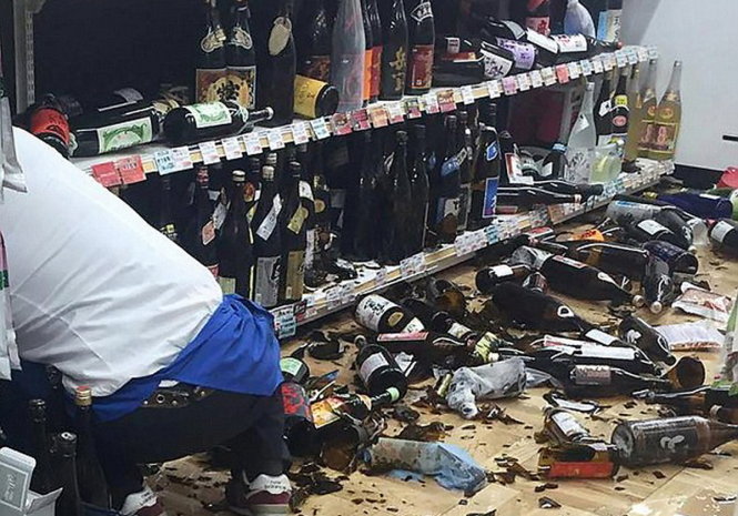 Chai lọ rơi ngổn ngang tại một cửa hàng sau trận động đất 6 độ Richter ở Nhật ngày 14-4 - Ảnh: AFP
