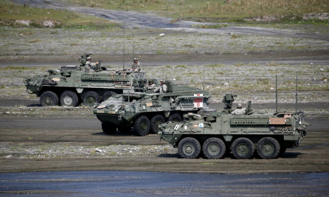 Lính Mỹ điều khiển xe bọc thép tham gia tập trận Balikatan (Vai kề vai) với lính Philippines ngày 14-4 - Ảnh: Reuters