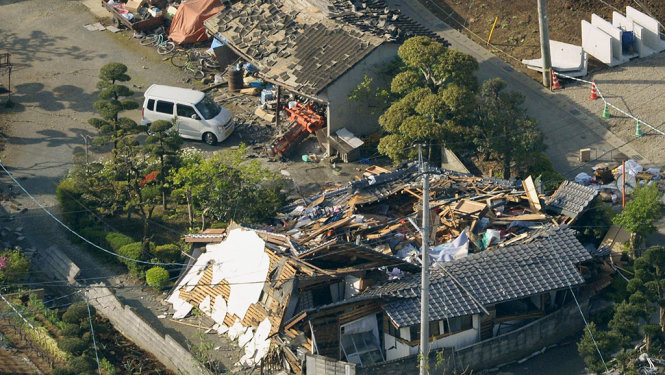 Cảnh đổ nát tại thị trấn Mashiki, tỉnh Kumamoto - Ảnh: Reuters