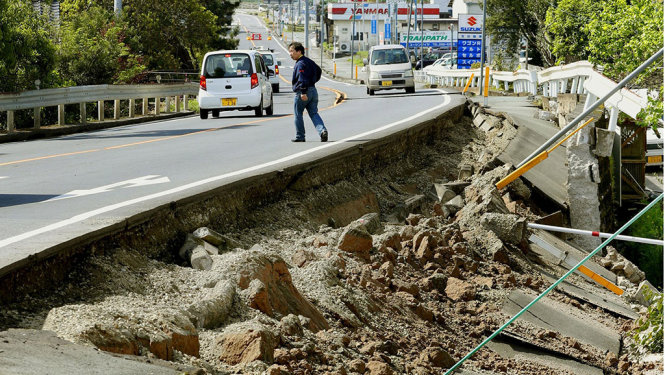 Một con đường tại thị trấn Mashiki, thuộc tỉnh Kumamoto bị hư hại sau trận động đất - Ảnh: Reuters
