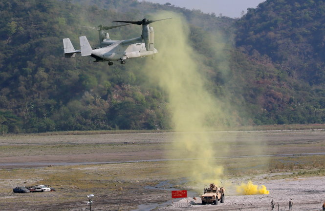 Trực thăng Mỹ chuẩn bị hạ cánh khi tham gia cuộc tập trận Vai kề vai tại Philippines ngày 14-4  - Ảnh: Reuters