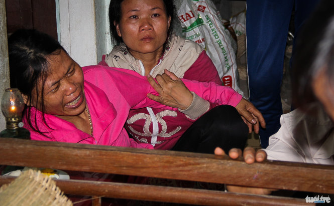 Người nhà nạn nhân gào khóc ngất lên ngất xuống - Ảnh: Trần Mai