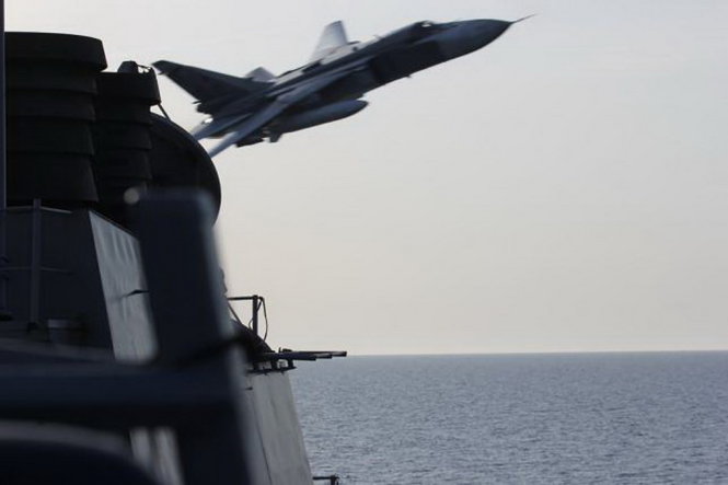 Máy bay Su-24 của Nga vờn sát tàu khu trục USS Donald Cook của Mỹ trên biển Baltic - Ảnh: Reuters