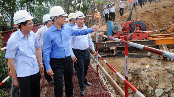 Bộ trưởng Bộ GTVT Trương Quang Nghĩa kiểm tra công tác thi công cầu Ghềnh mới - Ảnh: A Lộc