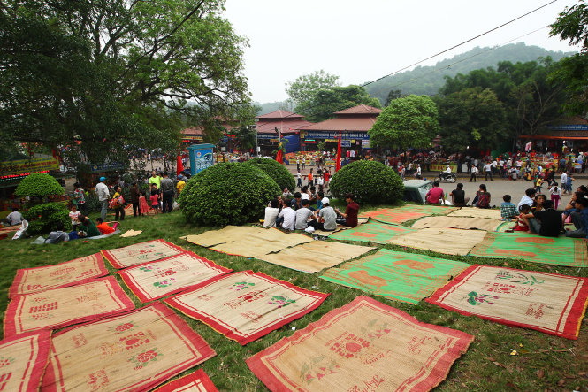 Tận dụng bãi cỏ gần khu di tích, nhiều tiểu thương đã cho người dân thuê với giá từ 10.000-20.000đ/tiếng - Ảnh: Nguyễn Khánh
