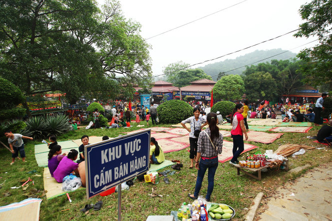 Mặc dù đã có biển cấm bán hàng, nhưng nhiều người dân vẫn cố tình bất chấp - Ảnh: Nguyễn Khánh