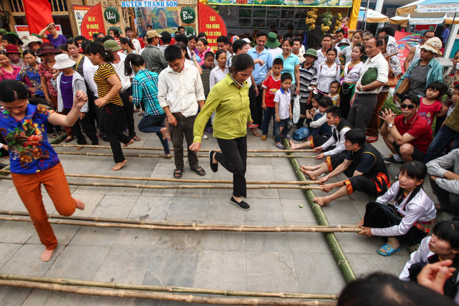 Người dân tham gia nhảy sạp tại gian trưng bày của huyện Thanh Sơn (Phú Thọ) - Ảnh: Nguyễn Khánh