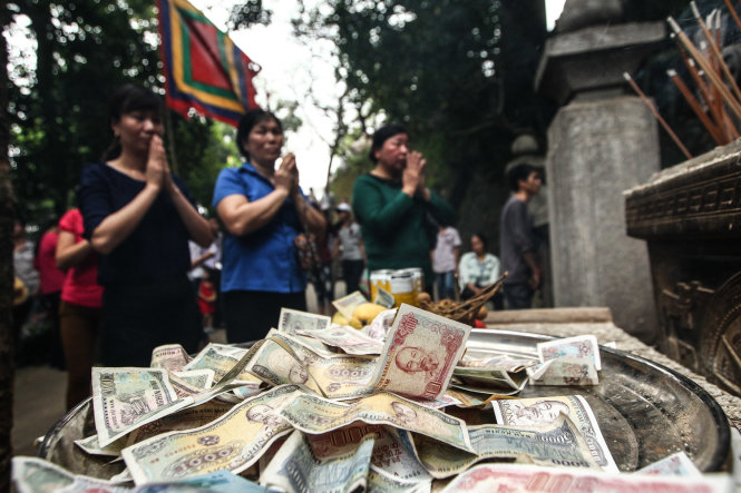 Tiền lẻ được người dân đặt nhiều tại các bàn thờ - Ảnh: Nguyễn Khánh