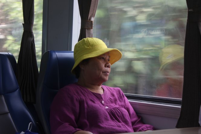 Một hành khách đi trên chuyến tàu SE2 - Ảnh Đức Phú