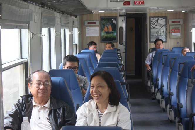 Những hành khách đi tàu “buýt”  ra vùng ngoại ô - Ảnh Đức Phú