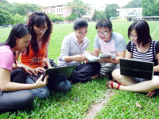 Hiện nay, rất nhiều sinh viên tham gia mạng xã hội. Với quy chế công tác sinh viên vừa được ban hành, cần thận trọng hơn trong việc đăng tải, bình luận, chia sẻ bài viết, hình ảnh trên mạng - Ảnh: Trần Huỳnh