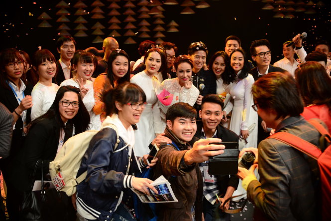 Các nghệ sĩ, ca sĩ, tình nguyện viên, du học sinh Việt Nam tại Nhật chụp ảnh lưu niệm sau bài hát Tình yêu hòa bình  - Ảnh: Trần Tiến Dũng