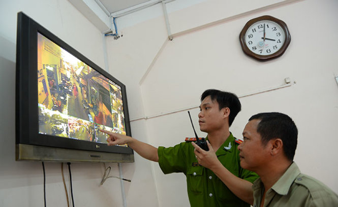 Công an P.Phạm Ngũ Lão, Q.1, TP.HCM theo dõi camera giám sát an ninh trên địa bàn phường  - Ảnh: H.Khoa