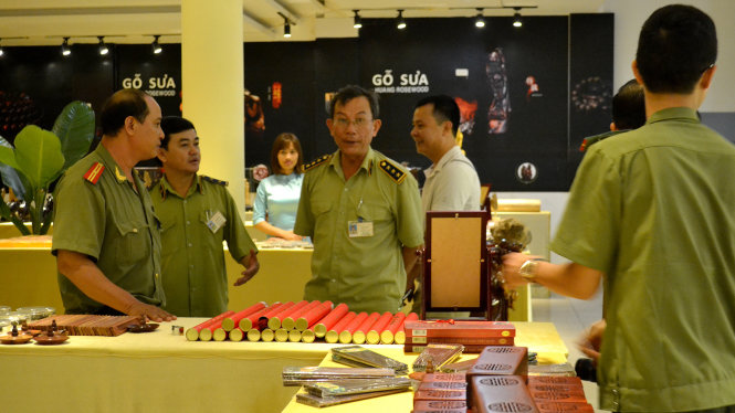 Lực lượng quản lý thị trường Khánh Hòa và an ninh kinh tế Công an Khánh Hòa kiểm tra việc kinh doanh ở cửa hàng mỹ nghệ của bà Phan Thị Tuyết Trinh sáng 15-4 - Ảnh: Duy Thanh