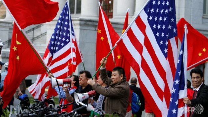 Người dân vẫy cờ Mỹ và Trung Quốc ở thủ đô Washington,DC, hôm 1-4-2016 - Ảnh:AFP