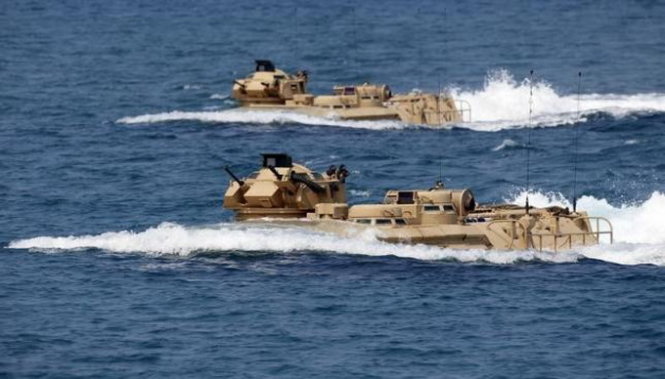 Các phương tiện tấn công đổ bộ của Mỹ xuất hiện ngài khơi bờ biển  San Antonio, Zambales để tham gia tập trận chung với quân đội Philippines - Ảnh:Reuters