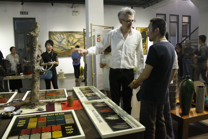 Giám đốc trung tâm văn hóa Pháp tại Hà Nội- ông Ammamel Labrande tìm hiểu về kỹ thuật chế tác sơn mài truyền thống tại Trung tâm giao lưu văn hóa phố cổ Hà Nội. ảnh Đức Triết
