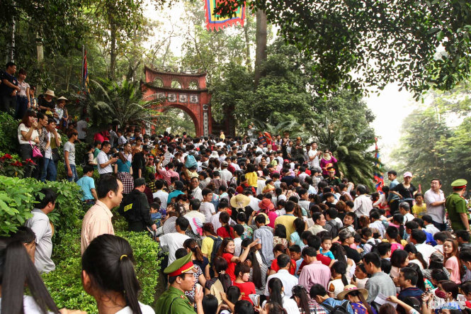 30 phút sau thời điểm mở hàng rào chắn, lượng người vẫn gây ùn tắc ở cổng đền - Ảnh: Nguyễn Khánh