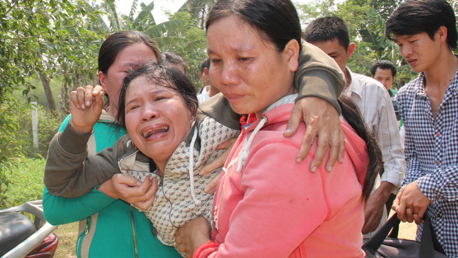 Bà Sát, mẹ cháu Phát khóc nức nở khi trở về - Ảnh: Trần Mai