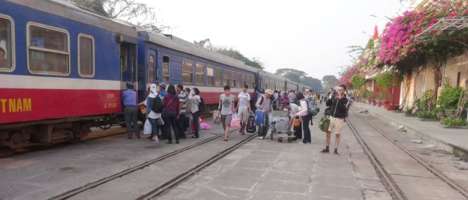 Hành khách sau khi xuống tàu từ ga Biên Hòa, chuyển lên ôtô vào ga Sóng Thần để lại lên tàu tiếp tục hành trình về ga Sài Gòn - Ảnh: Tấn Đức
