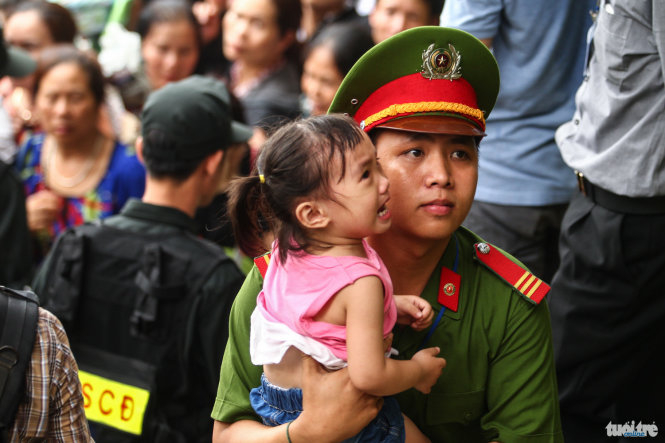 Một bé gái bật khóc khi phải tách khỏi người thân để đảm bảo an toàn, tất cả trẻ nhỏ được ban tổ chức bố trí một khu vực riêng - Ảnh: Nguyễn Khánh