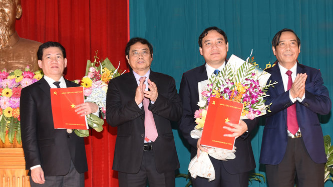 Các đồng chí lãnh đạo tỉnh Nghệ an tặng hoa chúc mừng đồng chí Nguyễn Đắc Vinh (người đứng ở giữa) và đồng chí Hồ Đức Phớc (thứ hai từ bên trái qua) - Ảnh: Hồ Văn