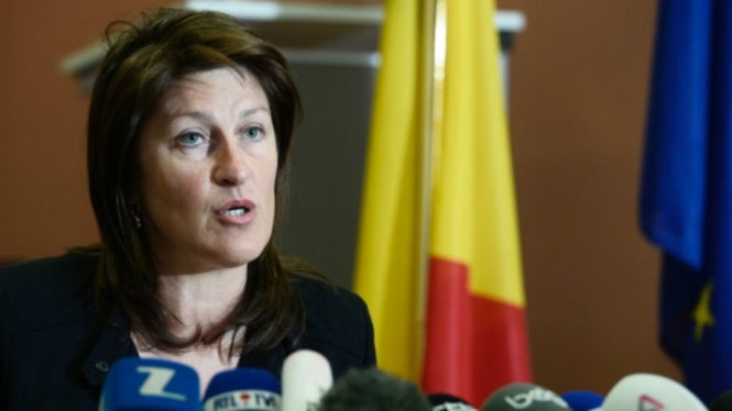 Bộ trưởng giao thông Bỉ Jacqueline Galant phát biểu trong cuộc họp báo ngày 15-4 tại Brussels - Ảnh: AFP