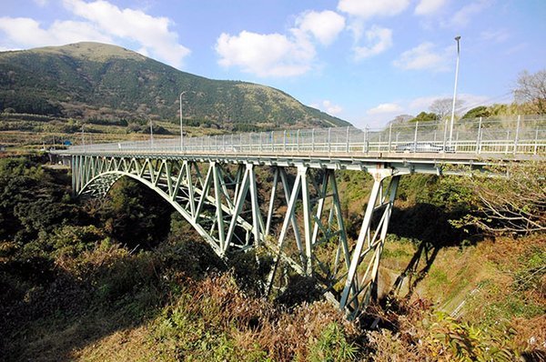 Cây cầu dài 200 mét này trong vùng đã bị biến mất sau trận động đất và các vụ lở đất tiếp theo - Ảnh: Twitter của Mulboyne
