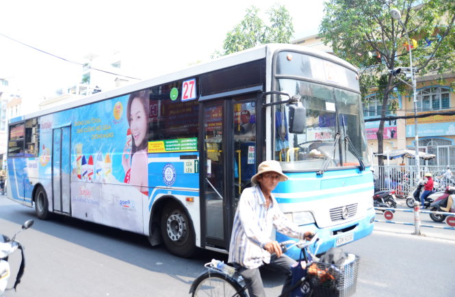Xe buýt số 27 chạy tuyến công viên 23-9 - bến xe An Sương đã có quảng cáo trên thân xe  - Ảnh: Duyên Phan