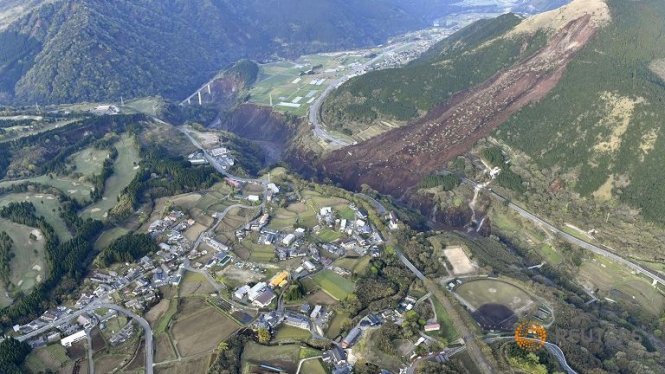 Lở đất gây ra bởi trận động đất 7,3 độ richter xóa sổ một phần đường cao tốc tại Kumamoto Ảnh: Reuters