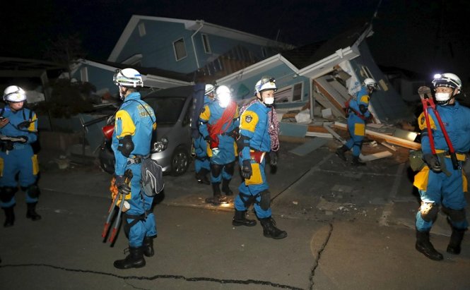 Các nhân viên cứu hộ đang tìm kiếm nạn nhân sống sót dưới đống đổ nát Ảnh: Reuters