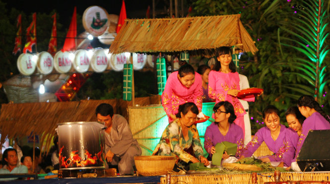 Một tiết mục biểu diễn trong đêm khai mạc lễ hội bánh dân gian Nam bộ tái hiện cảnh gói bánh tét -Ảnh: Chí Quốc