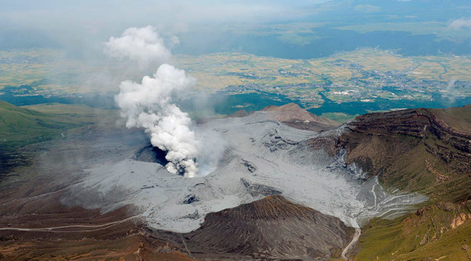 Núi lửa Aso ở Nhật Bản phun trào ngay sau động đất - Ảnh: Reuters