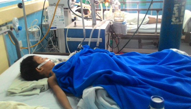 Bé Linh đang được điều trị và chăm sóc đặc biệt tại bệnh viện sáng 17-4 - Ảnh: Nhật Minh