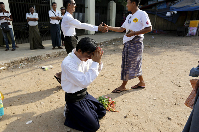 Một sinh viên cầu nguyện bên ngoài nhà tù sau khi được ân xá - Ảnh: Reuters