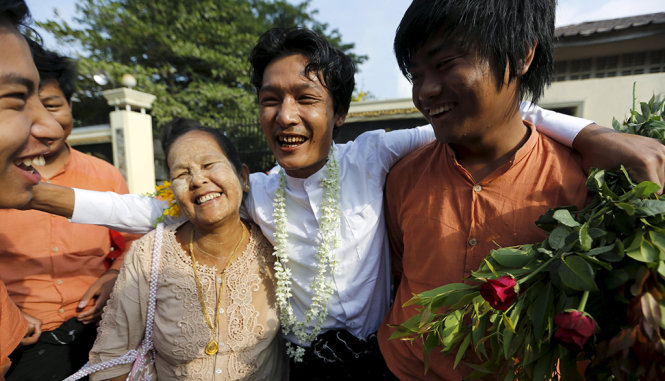 Tù nhân sinh viên (giữa) cùng người thân sau khi được ân xá khỏi nhà tù ở Yangon, Myanmar trong sáng 17-4 - Ảnh: Reuters