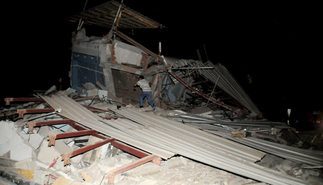 Nhà cửa đổ nát tại thành phố Manta - Ảnh: Reuters