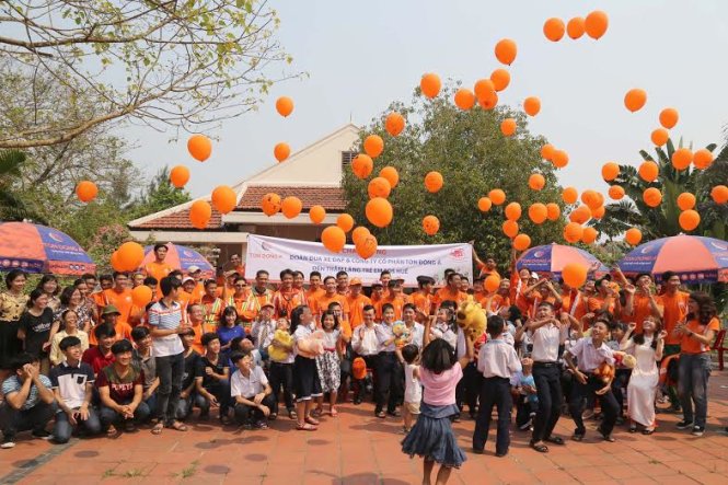 Thành viên đoàn đua và trẻ em làng SOS Thừa Thiên - Huế cùng thả bong bóng ước mơ - Ảnh: T.D.A.