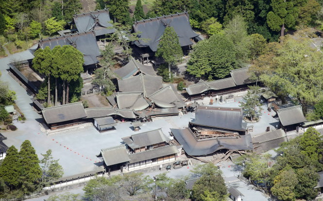 Cổng chào của đền thờ cổ Aso - một điểm văn hóa cấp quốc gia của Nhật - đã sụp đổ - Ảnh: Reuters