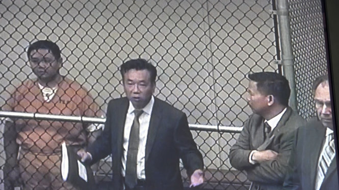 Từ trái qua: bị cáo Hồng Quang Minh (Minh Béo), luật sư biện hộ Đỗ Phủ, luật sư biện hộ Nguyễn Anh Tuấn, chánh biện lý Tony Rackauckas (phía công tố)   - Ảnh: Vũ Hoàng Lân/Phố Bolsa TV