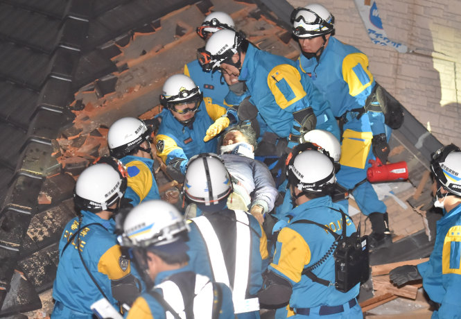 Lực lượng cứu hộ Nhật Bản nỗ lực đua với thời gian cứu người bị kẹt trong đống đổ nát sau động đất - Ảnh: AFP