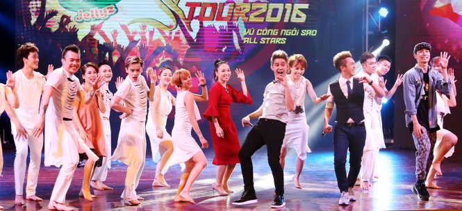 Biên đạo múa Tuyết Minh cùng nhảy với các vũ công trong đêm S-Tour  - Ảnh: Gia Tiến