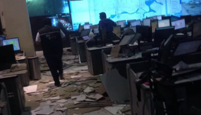 Cảnh một văn phòng đổ nát sau trận động đất - Ảnh lấy từ twitter