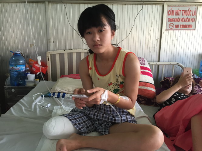 Lê Thị Hà Vi trên giường bệnh sau khi bị cưa một chân - Ảnh: Thùy Dương