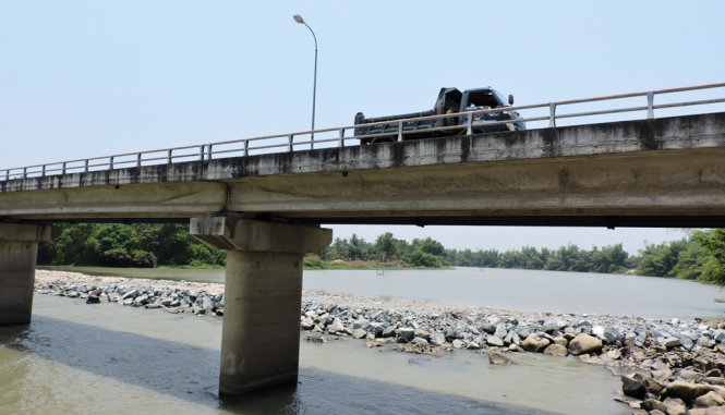 Tại chân cầu Vĩnh Phương, cách cửa biển Nha Trang gần 10km nước sông ngay bên dưới đập ngăn đã bị nhiễm mặn gần ngang nước biển - Ảnh:Phan Sông Ngân