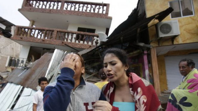 Người dân Ecuador đau đớn trước những mất mát do trận động đất 7,8 độ richter xảy ra đệm 16-4 - Ảnh: AP